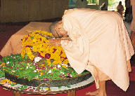 Aarthi performed by Swami Chidanandaji